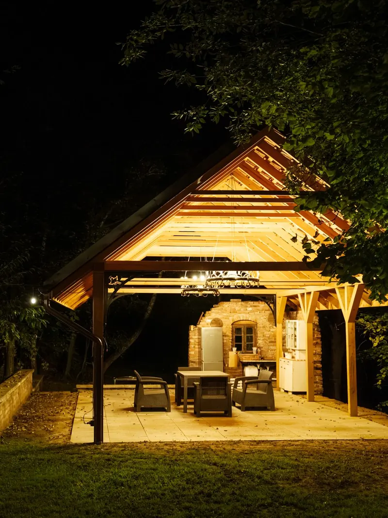 Wiata z kominkiem oświetlona nocą